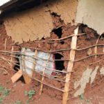 Traditionelle Lehmbautechnik in Kenia durch Schlagregen zerstört